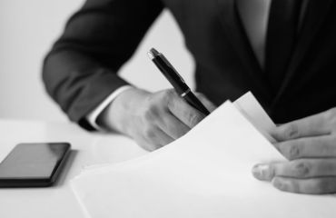 Morte de Sócio em LTDA: Liquidar ou Transferir as Quotas? O Herdeiro Precisa de Alvará Judicial em qual Hipótese? Entenda a Regra do DREI.