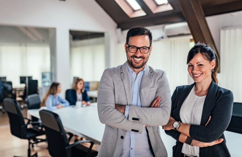 Como a empresa pode auxiliar o advogado para a elaboração de uma defesa judicial?